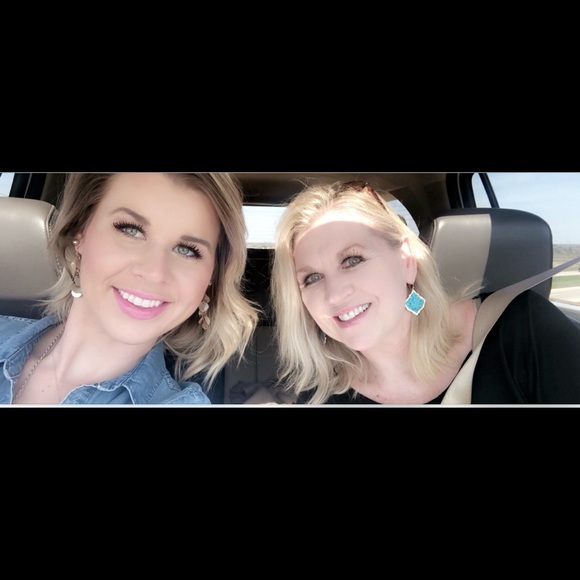 Meet your Posher, Cari (aka Noni2Six) - Picture 5 of 5